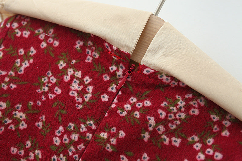 Vestido Rojo Floral con Cuello Beige y Lazo Elegante