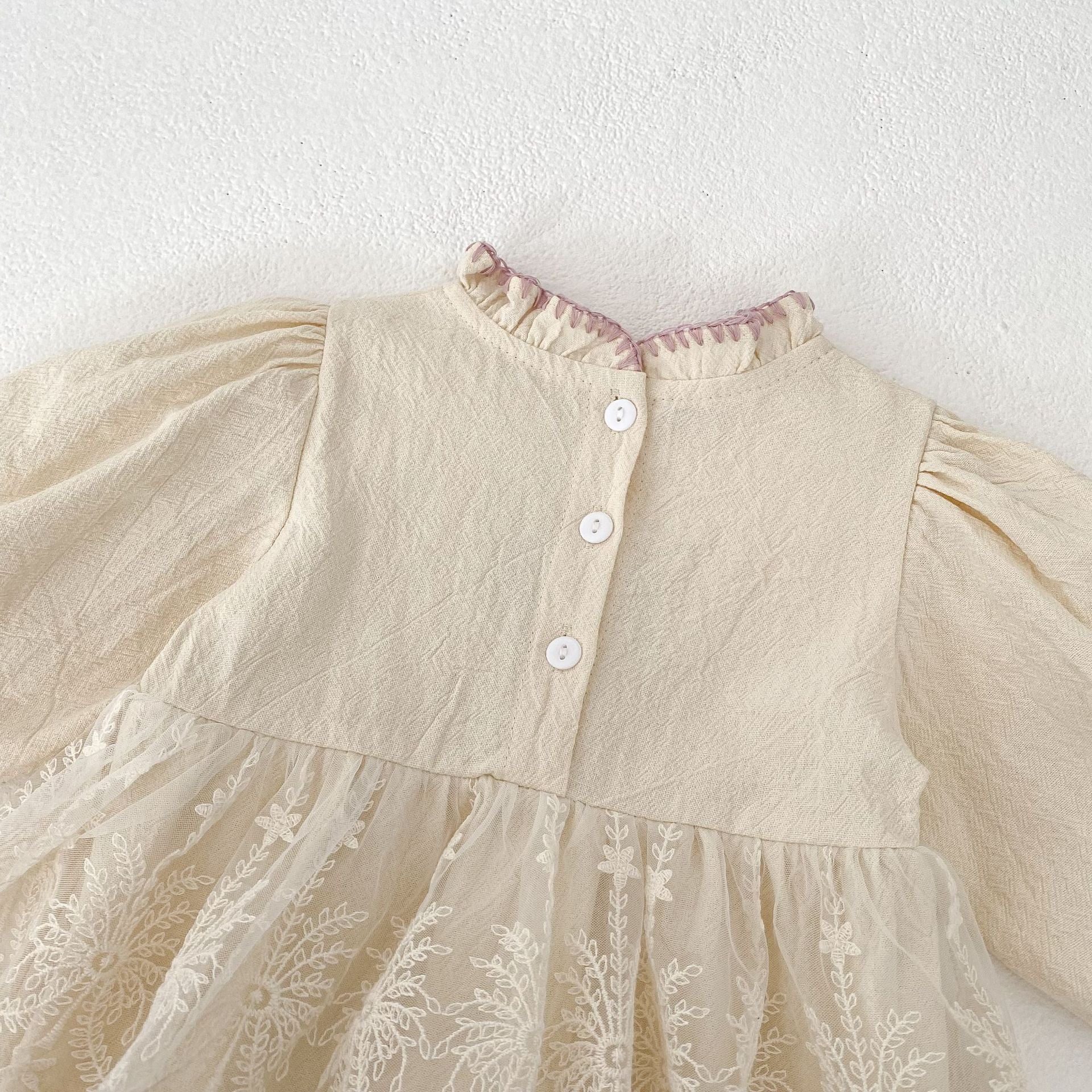 Enterizo Vintage con Encaje Floral y Cuello Rizado