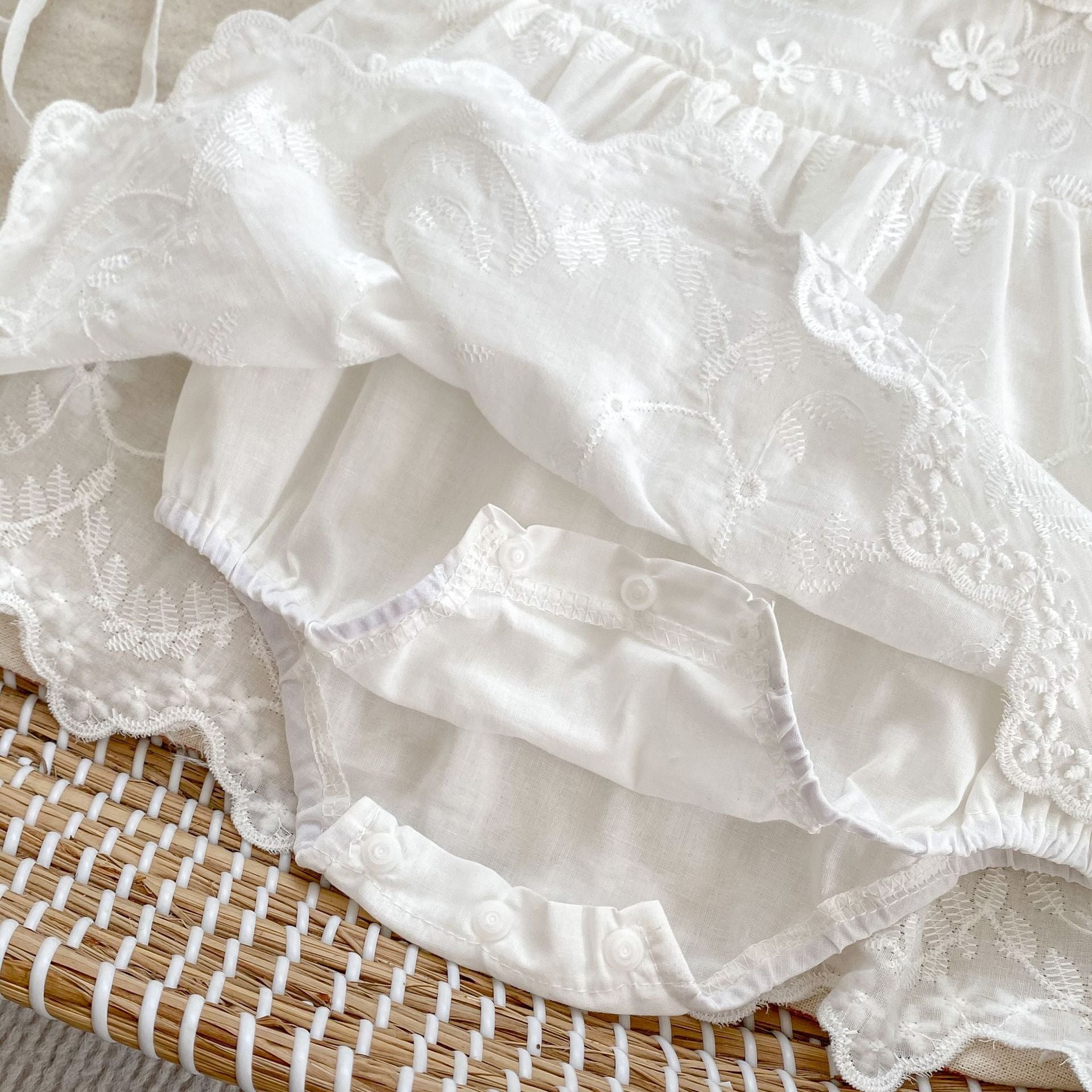 Vestido Ivory Encaje Floral – Con Gorro