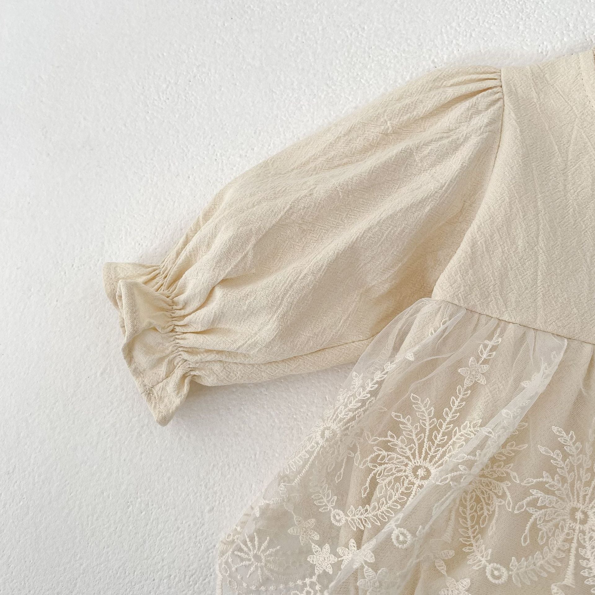 Enterizo Vintage con Encaje Floral y Cuello Rizado