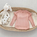 Romper Tejido Rosa Empolvado con Volantes y Relieve Floral