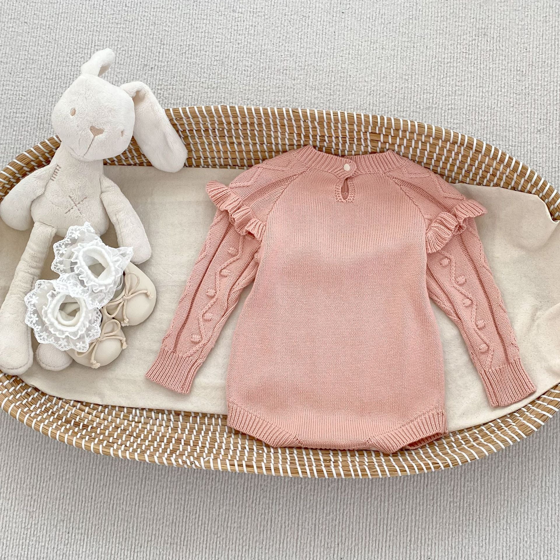 Romper Tejido Rosa Empolvado con Volantes y Relieve Floral