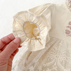 Enterizo Vintage con Encaje Floral y Cuello Rizado