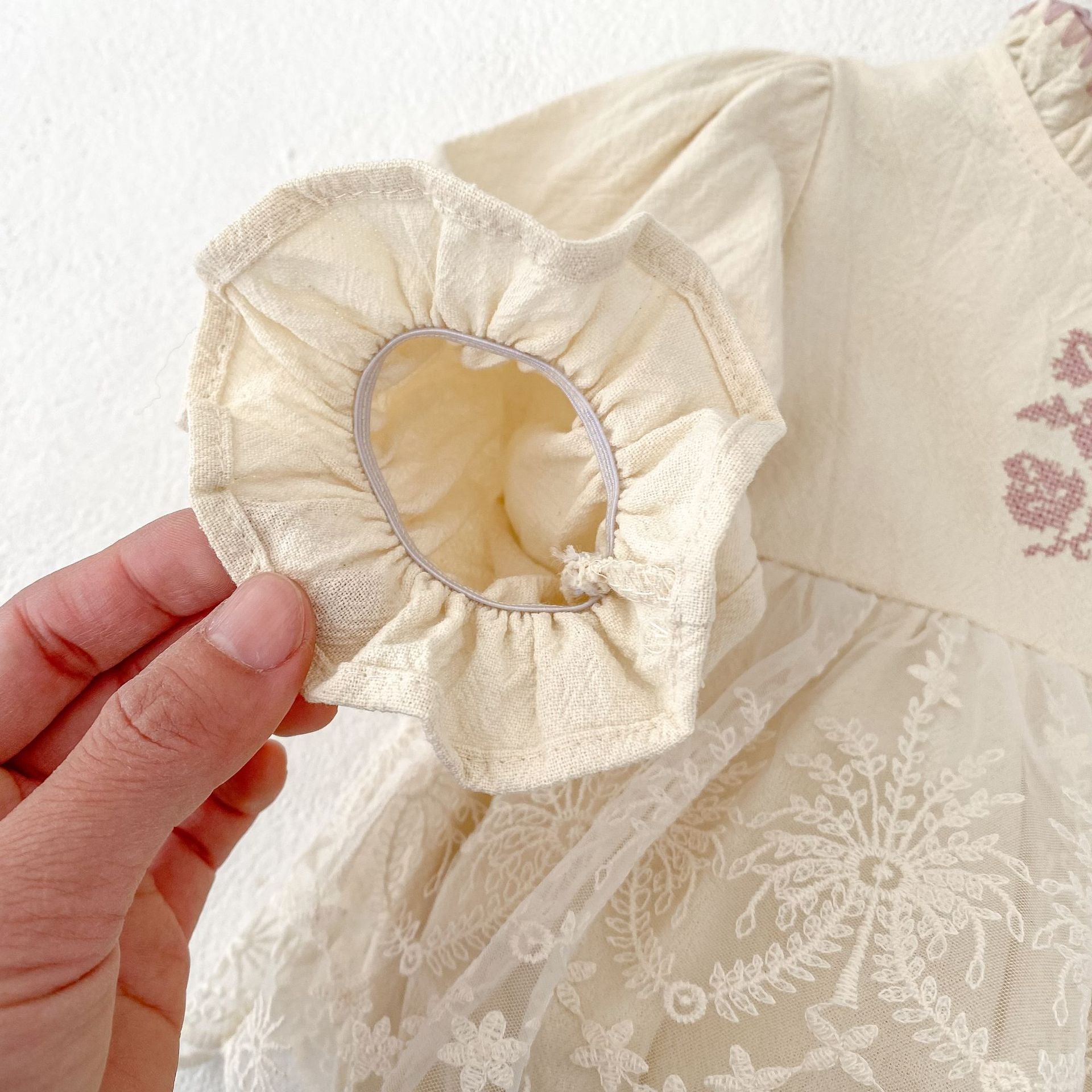 Enterizo Vintage con Encaje Floral y Cuello Rizado