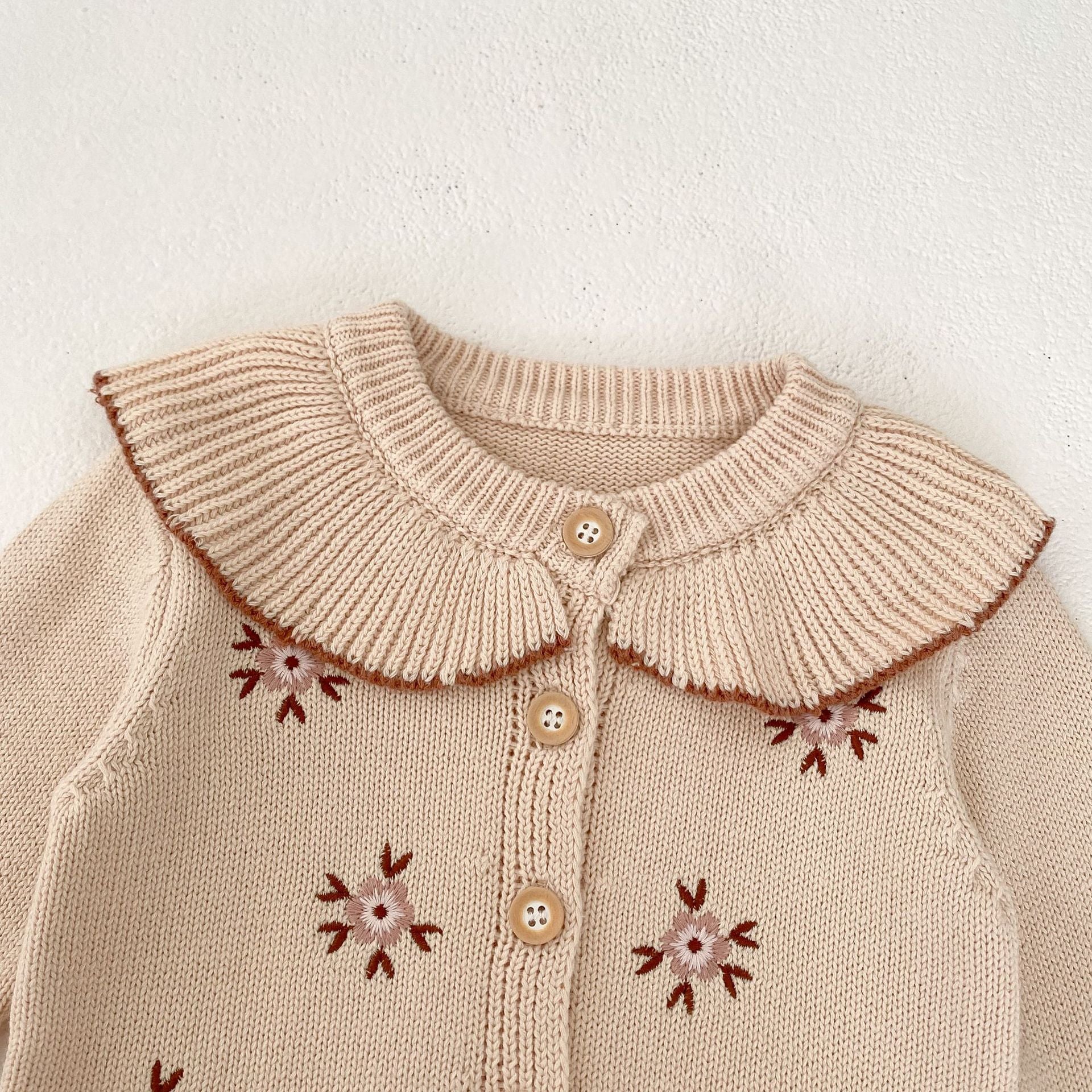 Cárdigan Beige con Cuello de Volantes y Bordado Floral 🌼