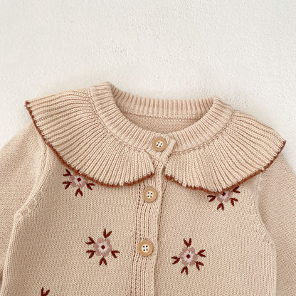 Cárdigan Beige con Cuello de Volantes y Bordado Floral 🌼