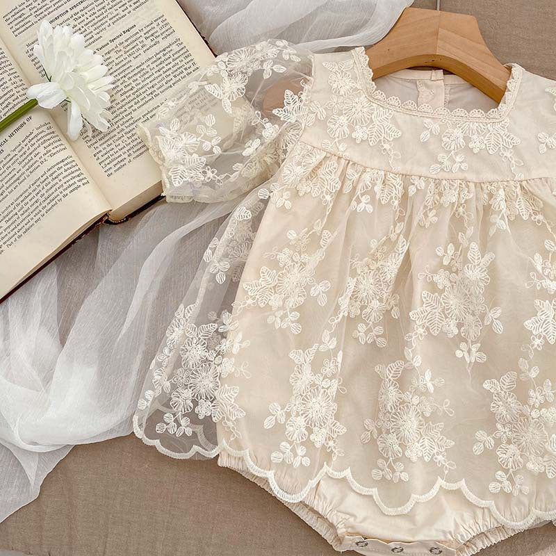 Vestido Beige con Encaje Floral – Estilo Romántico para Bebé