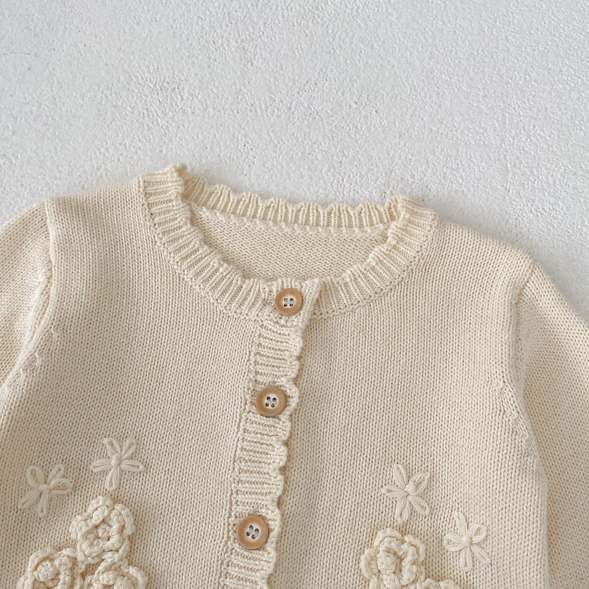 Cárdigan Crema con Flores en Relieve 🌼