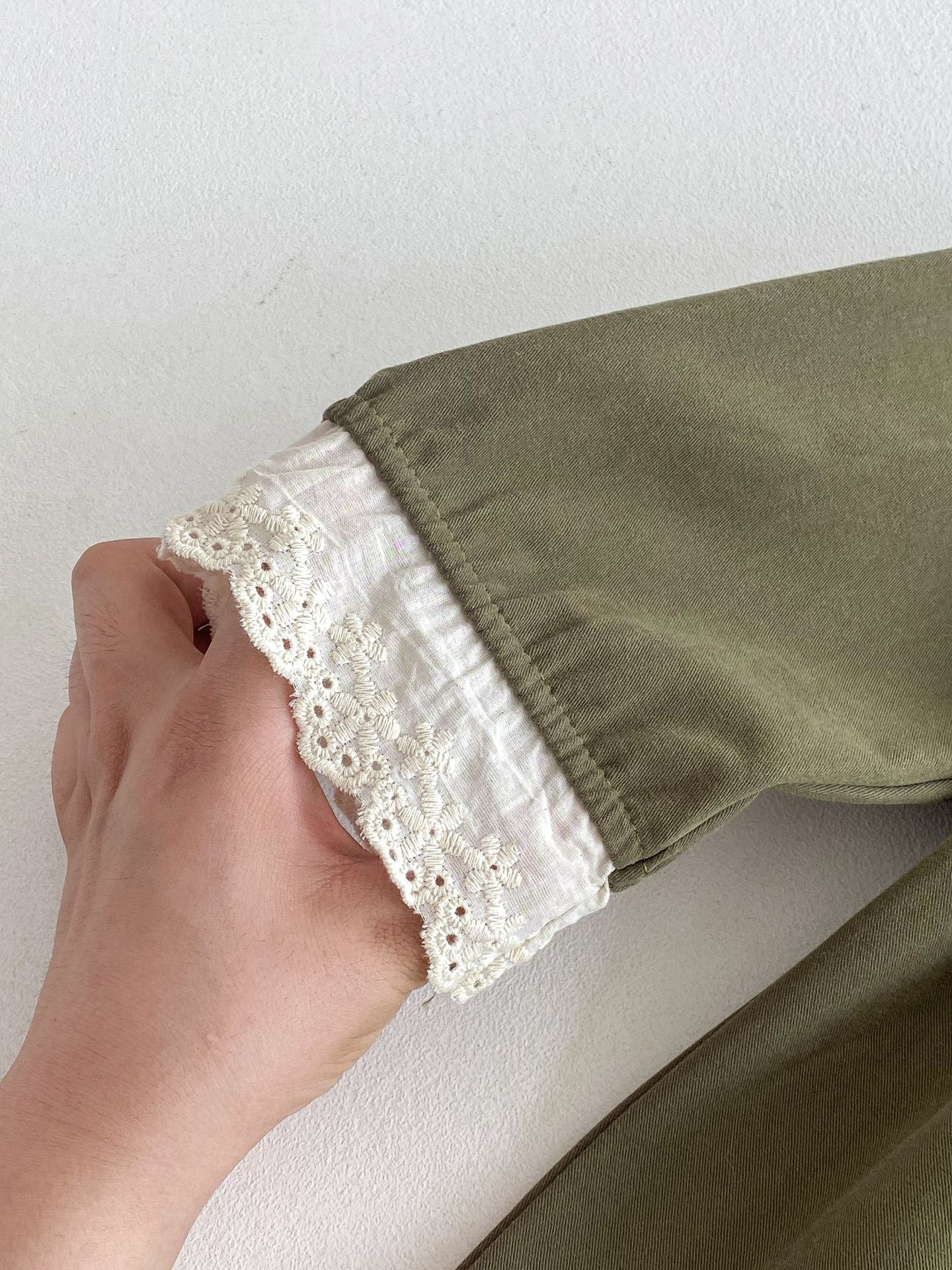 Vestido Verde Oliva con Cuello Bordado – Colección Encanto Natural 🌿