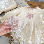 Enterizo Vintage con Encaje Floral y Cuello Rizado