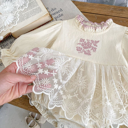 Enterizo Vintage con Encaje Floral y Cuello Rizado