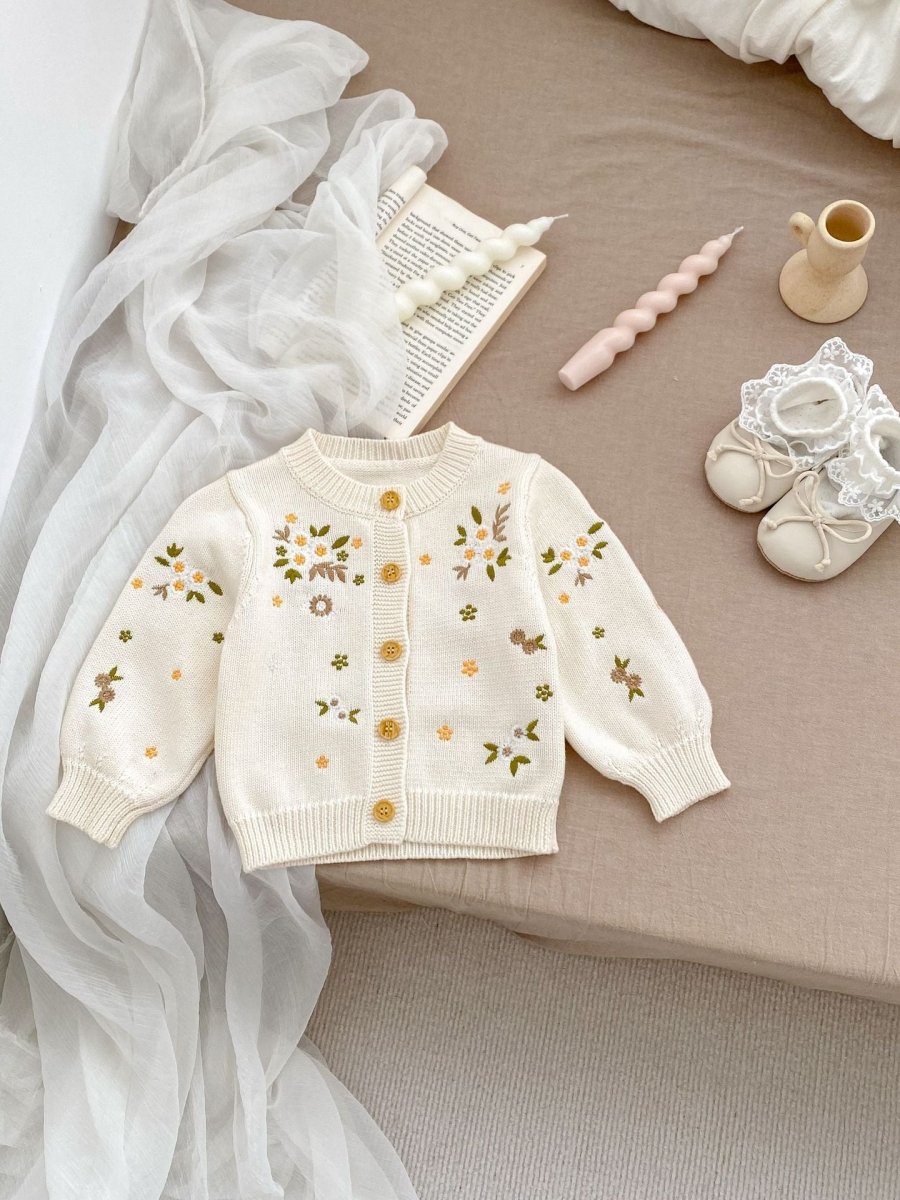 Cárdigan Color Crema con Bordado Floral | Suéters | Ropa de bebé y niña | El Closet de Emma Imagen principal del producto