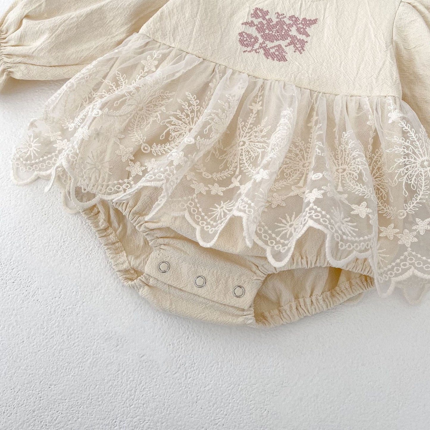 Enterizo Vintage con Encaje Floral y Cuello Rizado