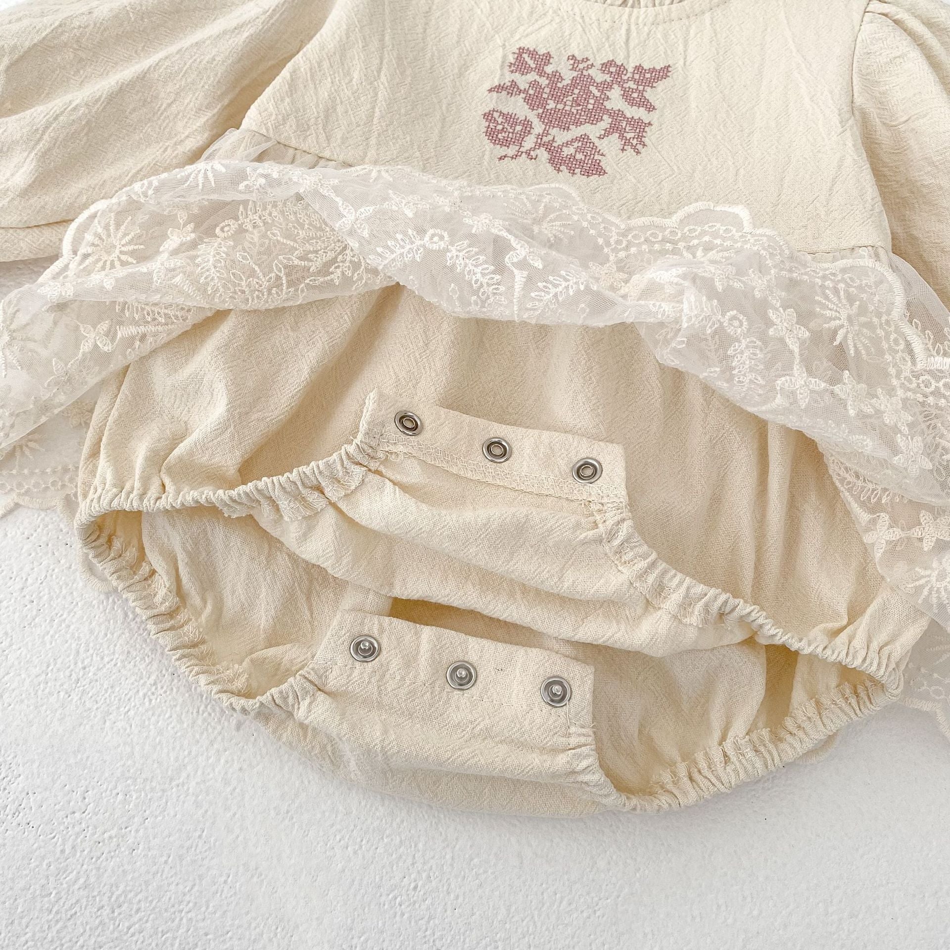 Enterizo Vintage con Encaje Floral y Cuello Rizado