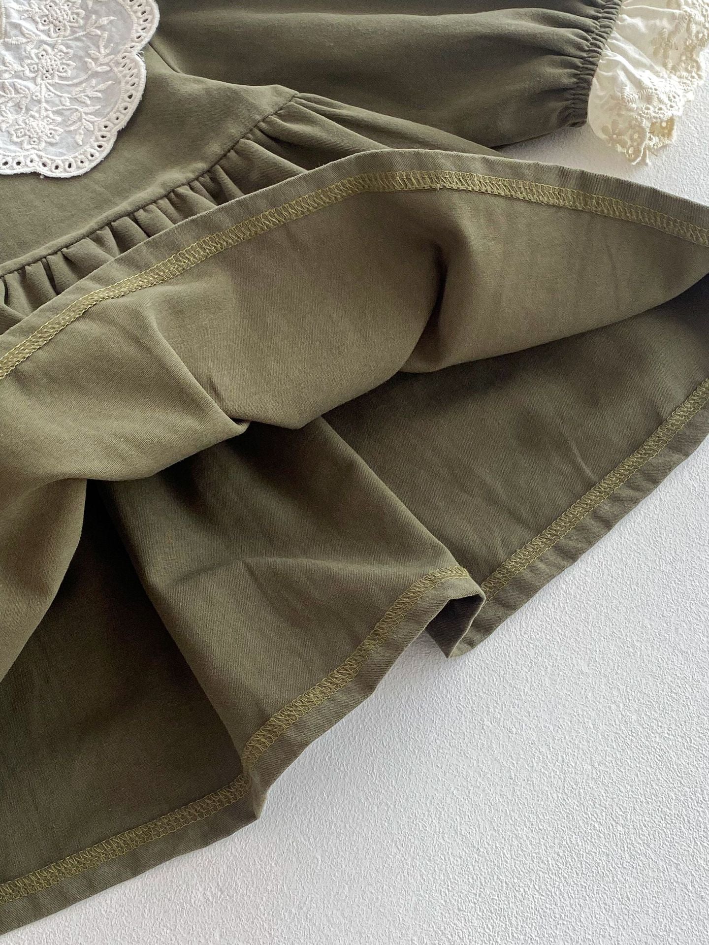 Vestido Verde Oliva con Cuello Bordado – Colección Encanto Natural 🌿