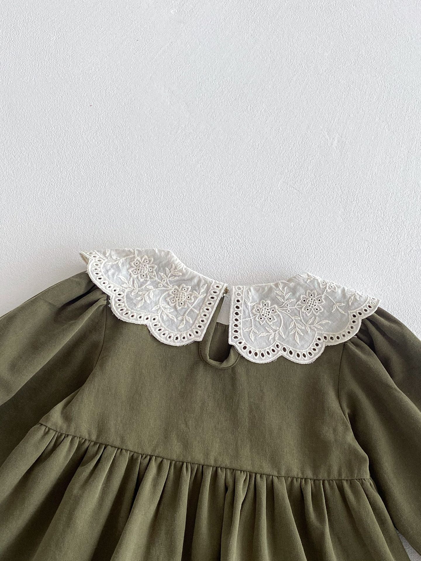 Vestido Verde Oliva con Cuello Bordado – Colección Encanto Natural 🌿