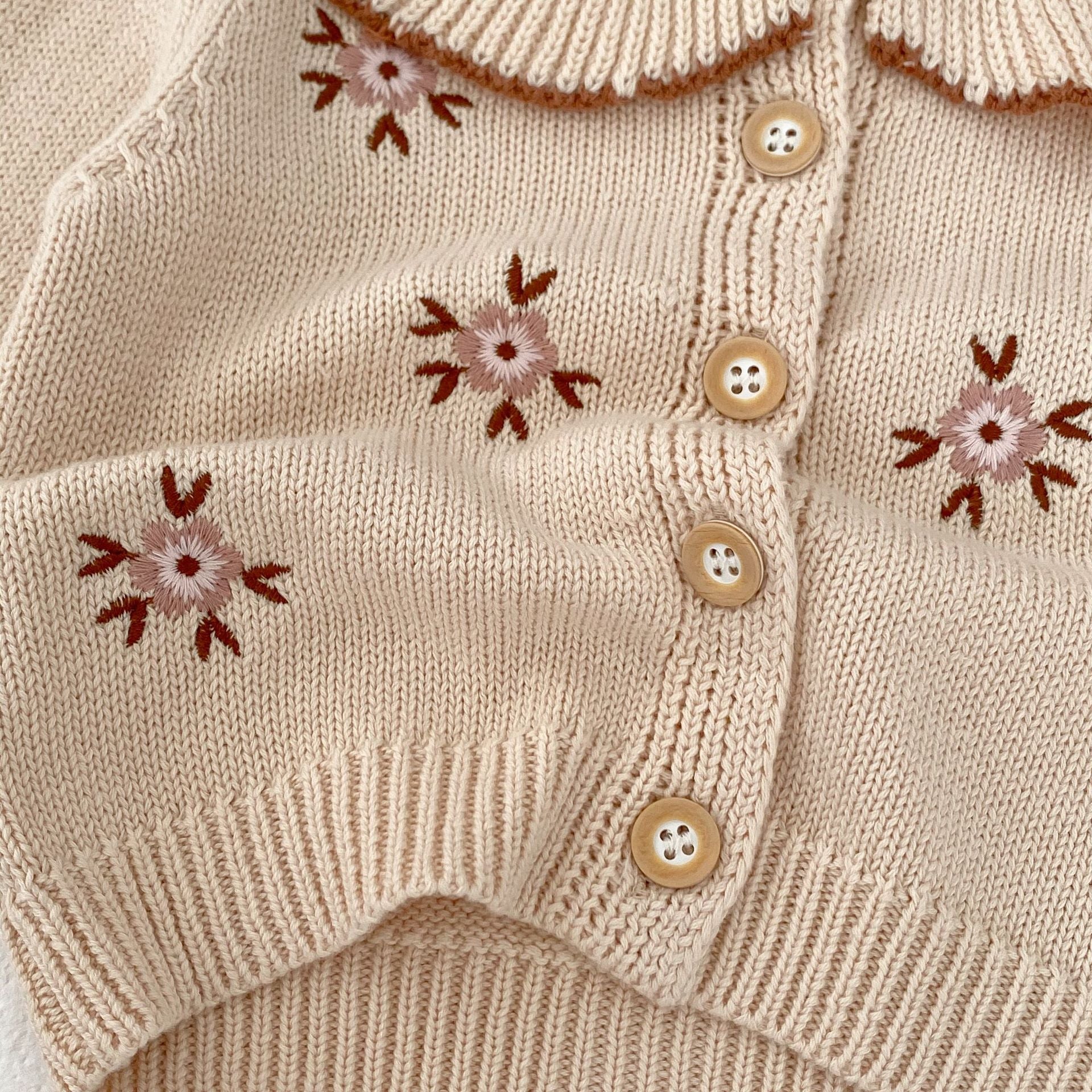 Cárdigan Beige con Cuello de Volantes y Bordado Floral 🌼