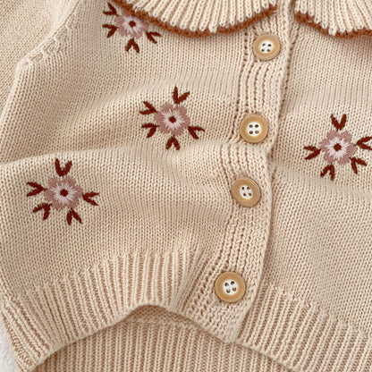 Cárdigan Beige con Cuello de Volantes y Bordado Floral 🌼