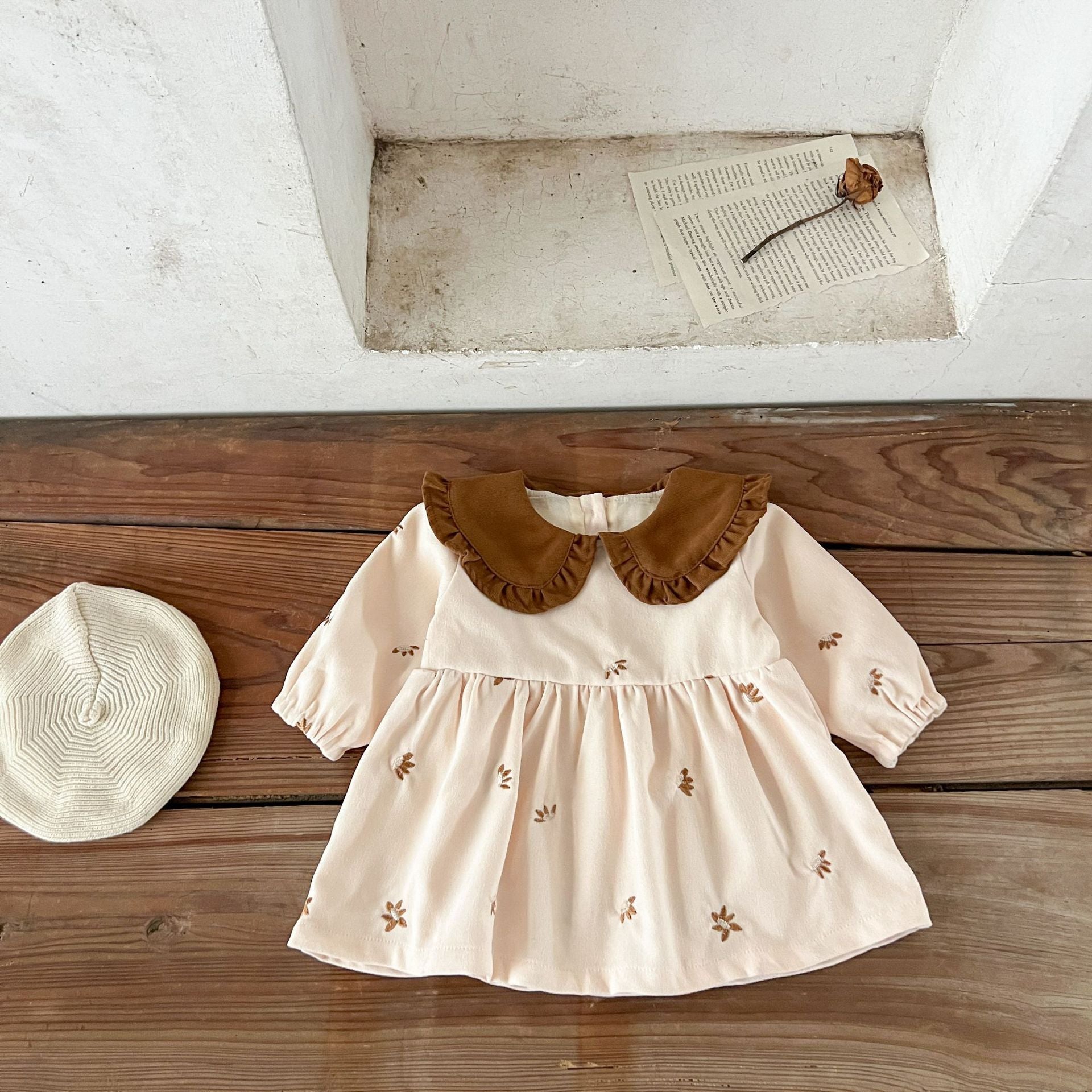 Vestido Crema Bordado Floral – Cuello Café Imagen secundaria del producto