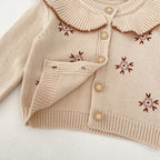 Cárdigan Beige con Cuello de Volantes y Bordado Floral 🌼