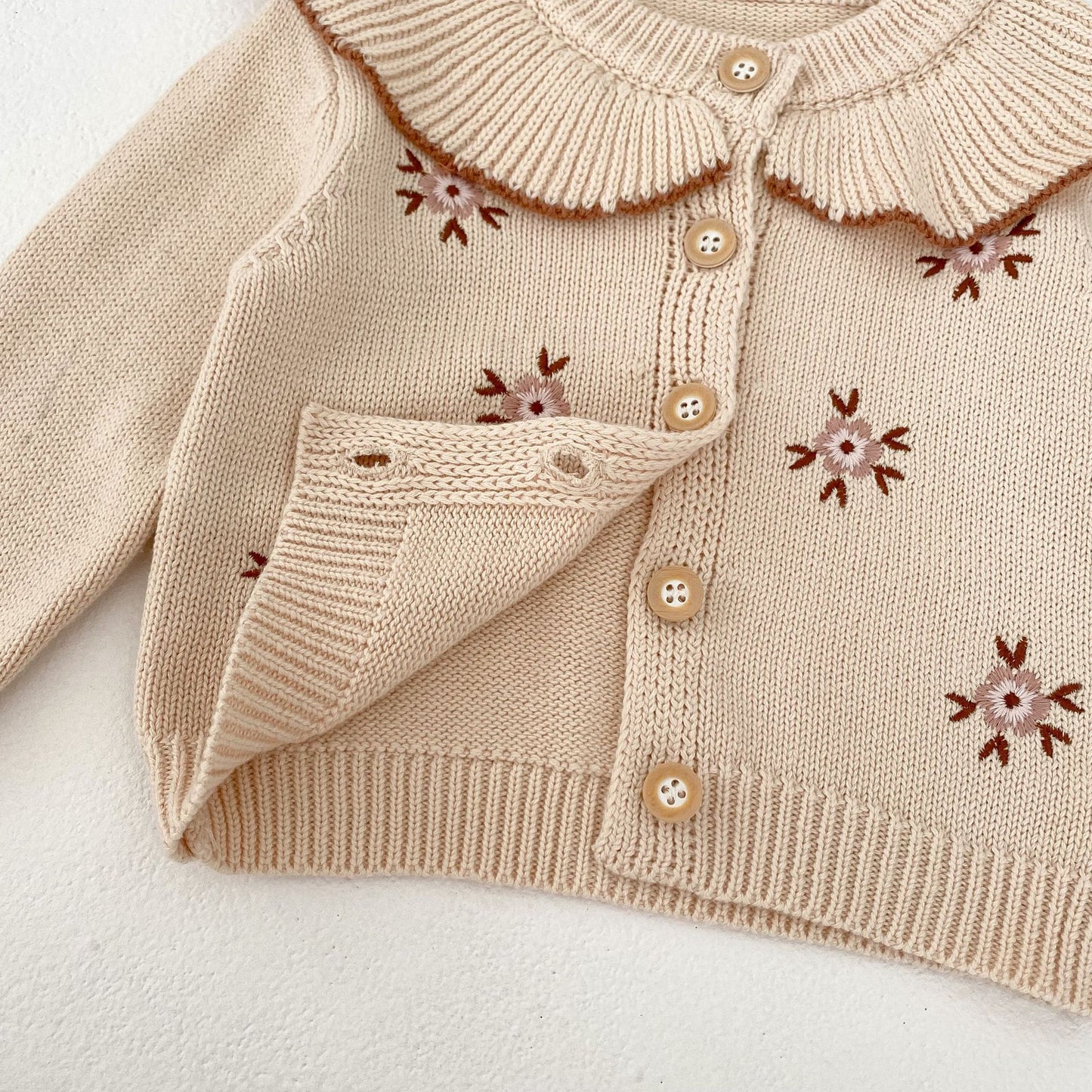 Cárdigan Beige con Cuello de Volantes y Bordado Floral 🌼