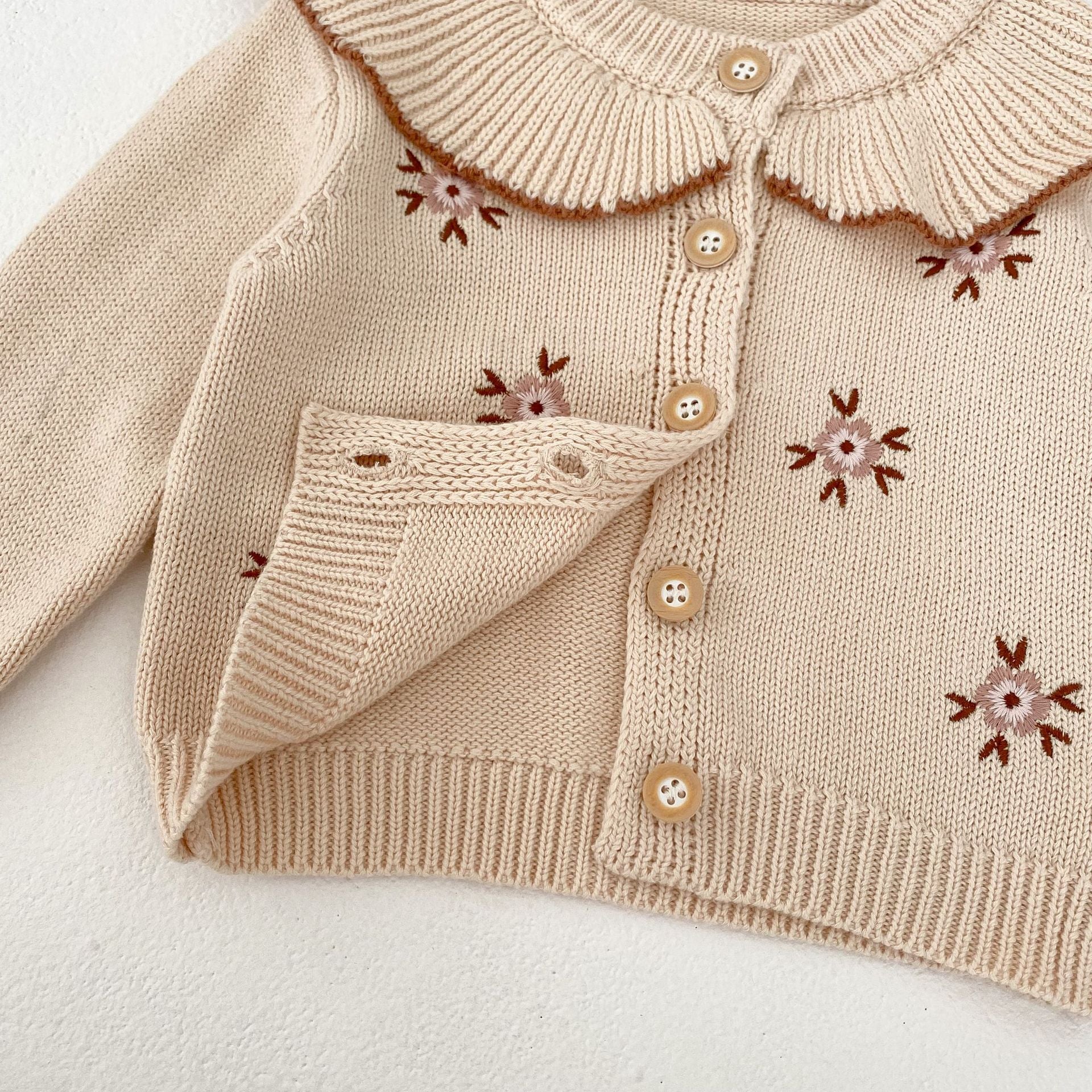 Cárdigan Beige con Cuello de Volantes y Bordado Floral 🌼