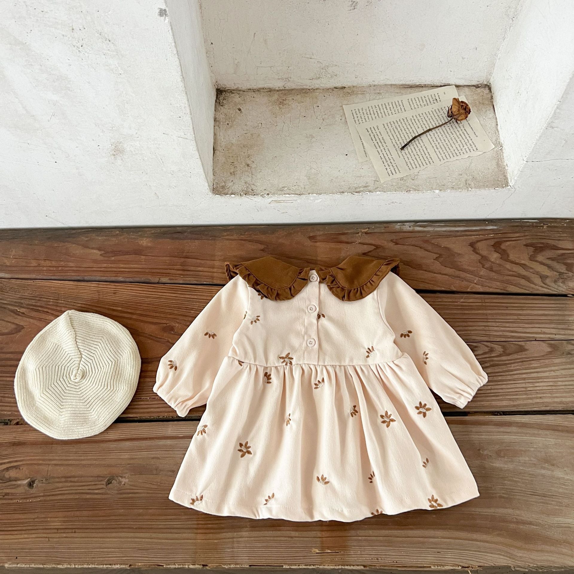 Vestido Crema Bordado Floral – Cuello Café Imagen secundaria del producto