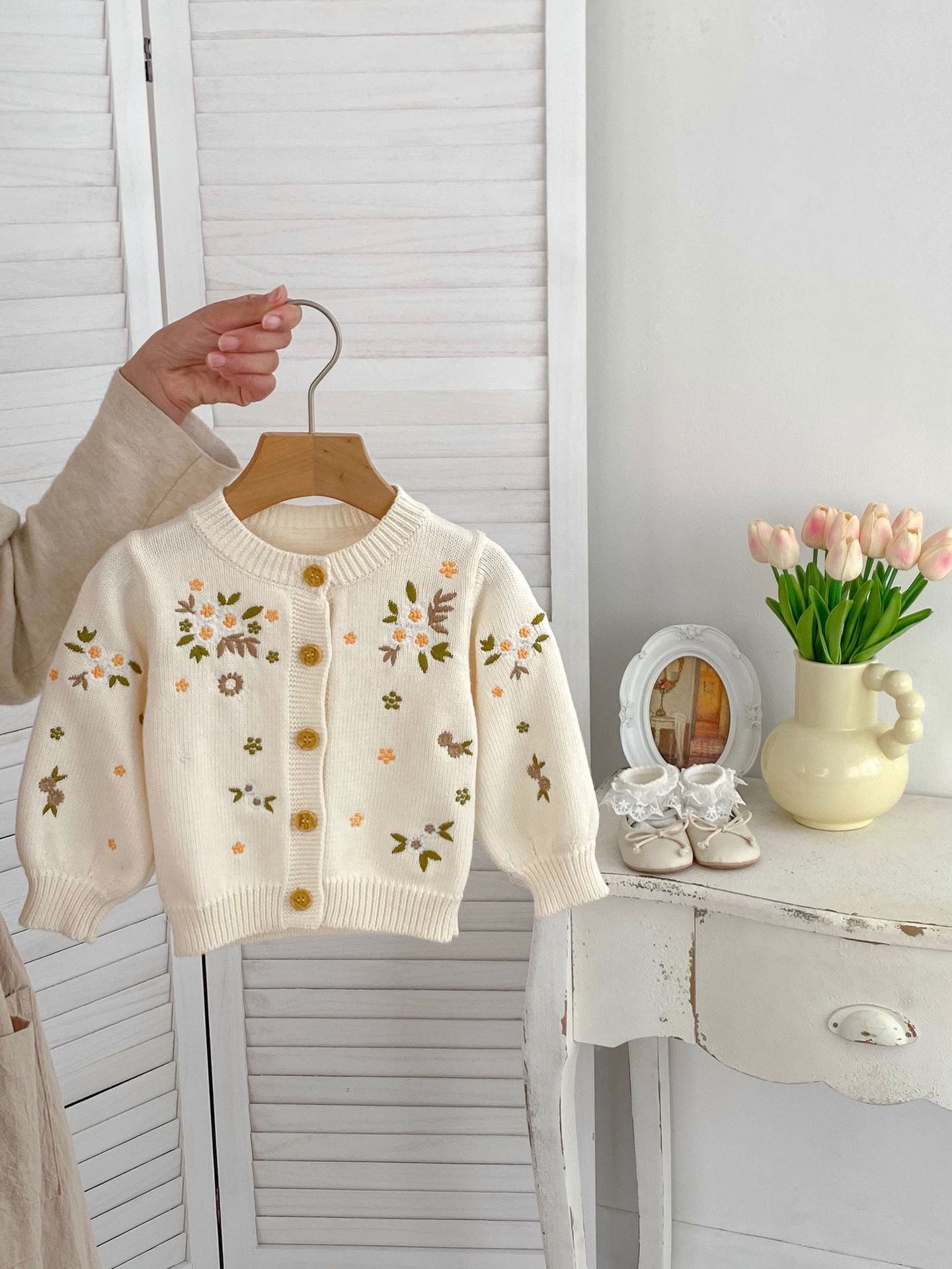 Cárdigan Tejido Color Crema con Bordado Floral