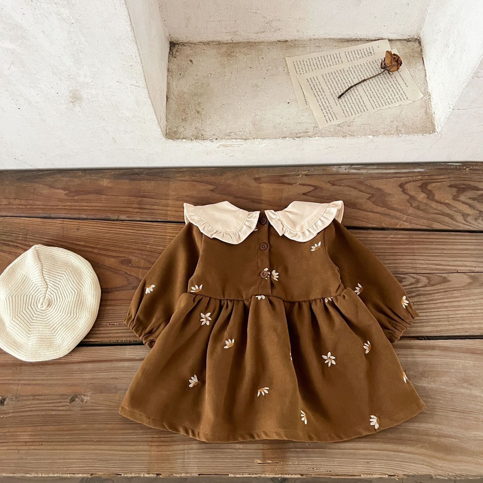 Vestido Marrón Bordado Floral – Cuello Blanco Imagen secundaria del producto