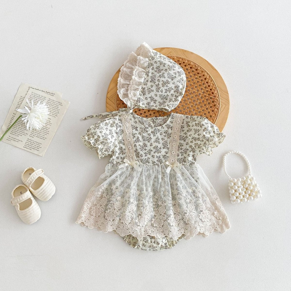 Romper Vestido Floral Vintage con Encaje – Con Gorro | Vestido de Encaje | Ropa de bebé y niña | El Closet de Emma Imagen principal del producto