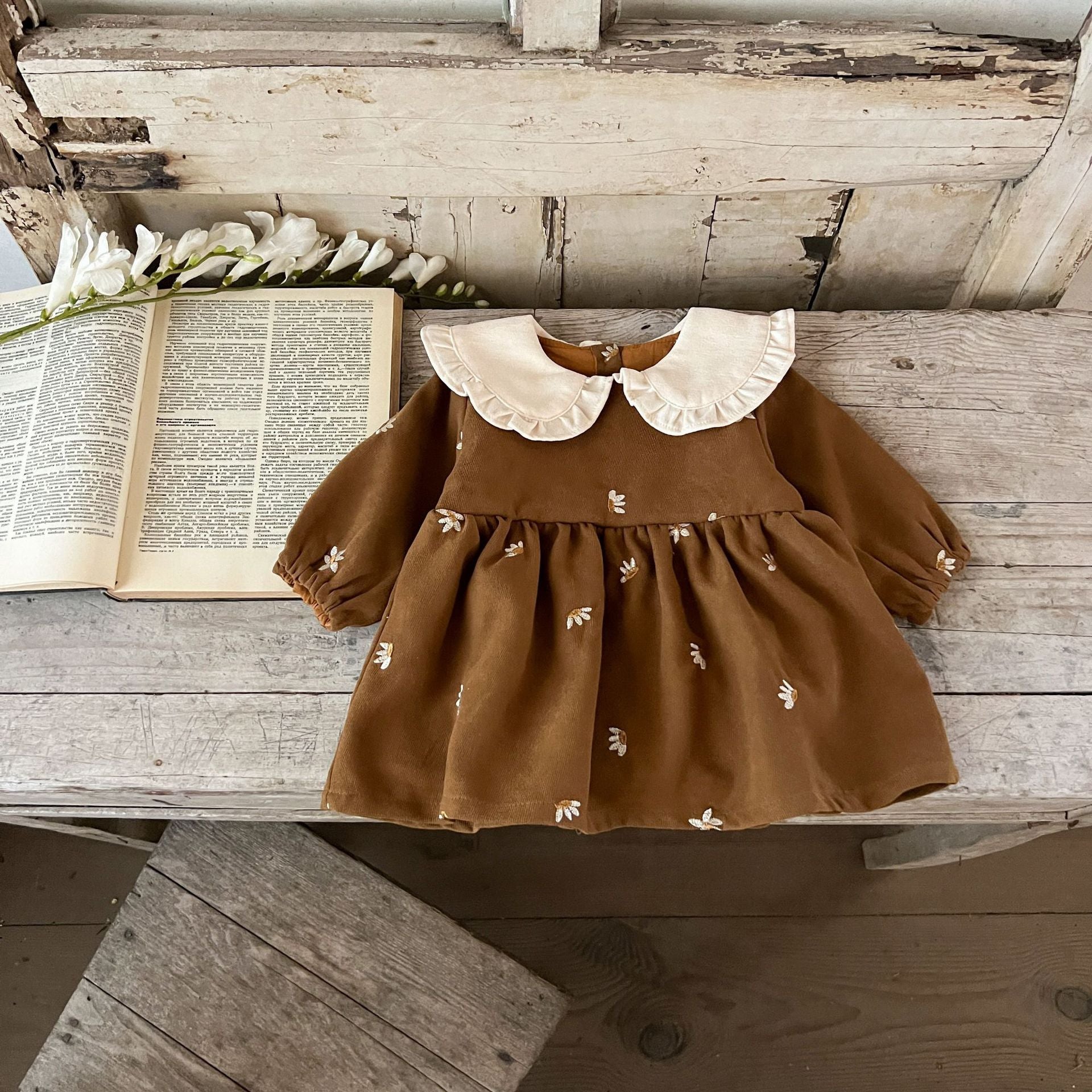 Vestido Marrón Bordado Floral – Cuello Blanco