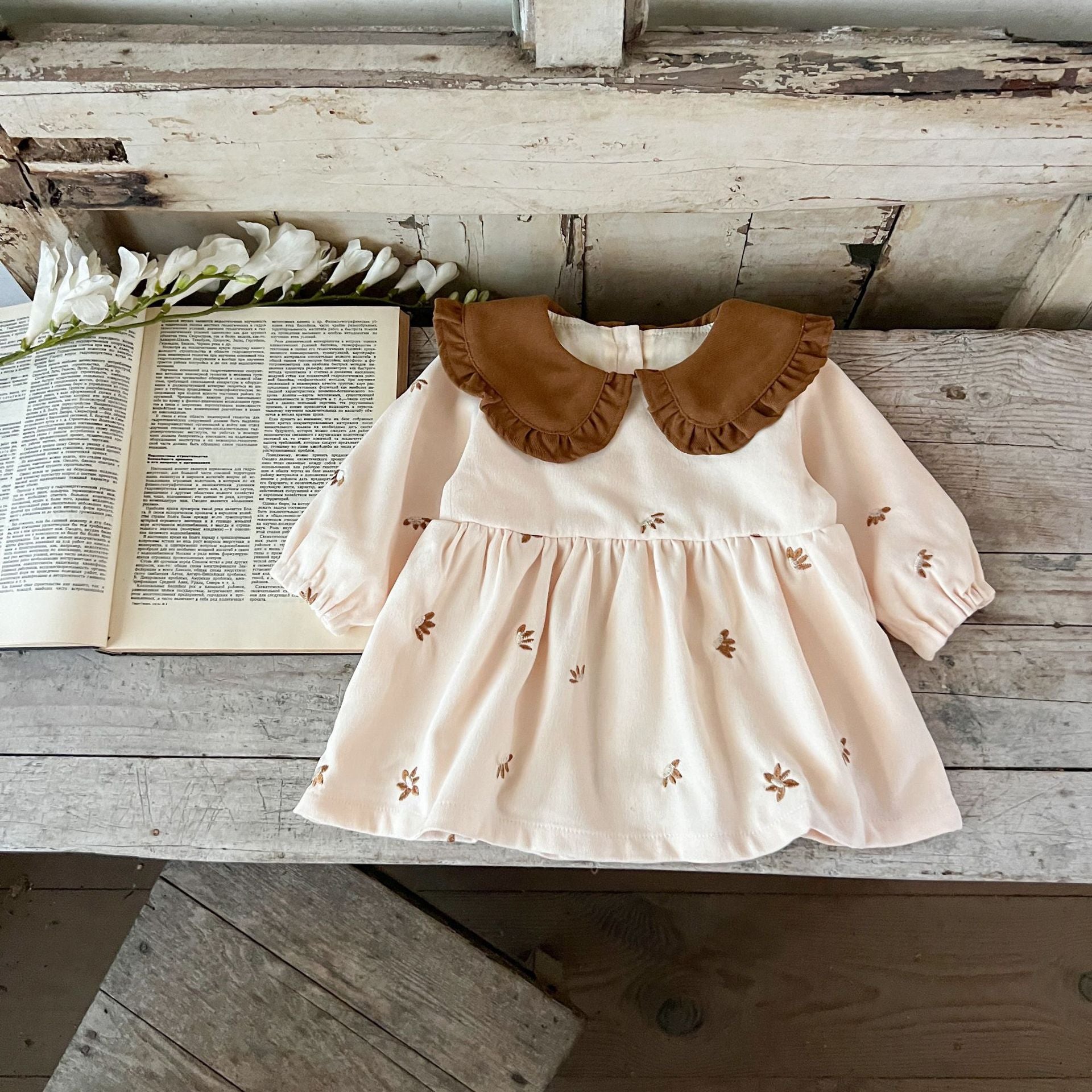 Vestido Crema Bordado Floral – Cuello Café