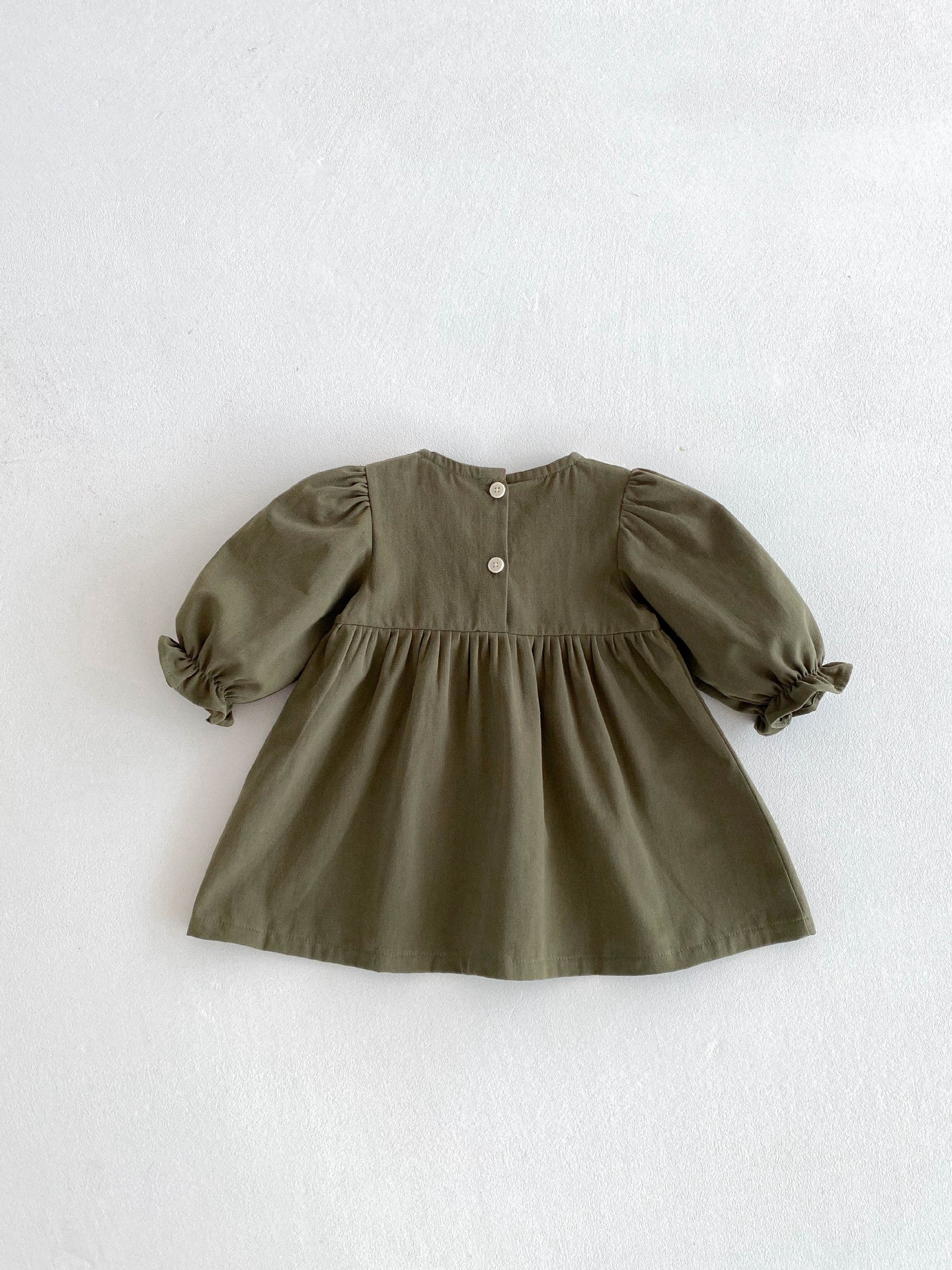 Vestido Verde Oliva con Cuello en Pico y Lazo – Colección Encanto Natural 🌿