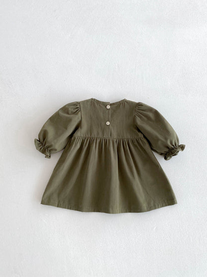 Vestido Verde Oliva con Cuello en Pico y Lazo – Colección Encanto Natural 🌿