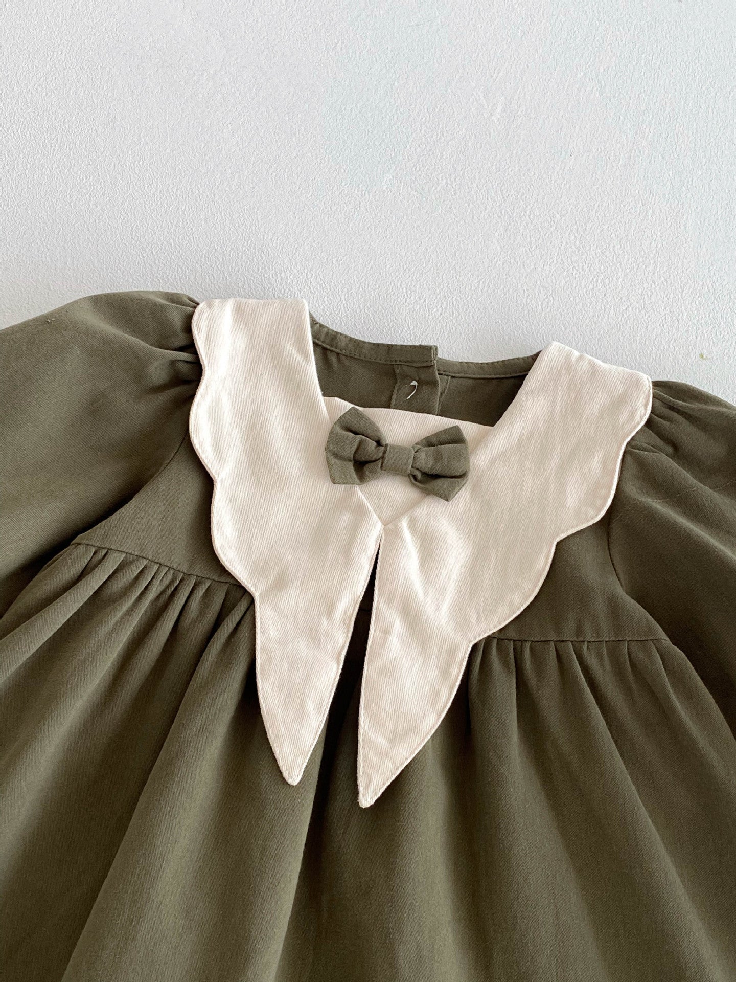 Vestido Verde Oliva con Cuello en Pico y Lazo – Colección Encanto Natural 🌿