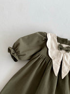 Vestido Verde Oliva con Cuello en Pico y Lazo – Colección Encanto Natural 🌿