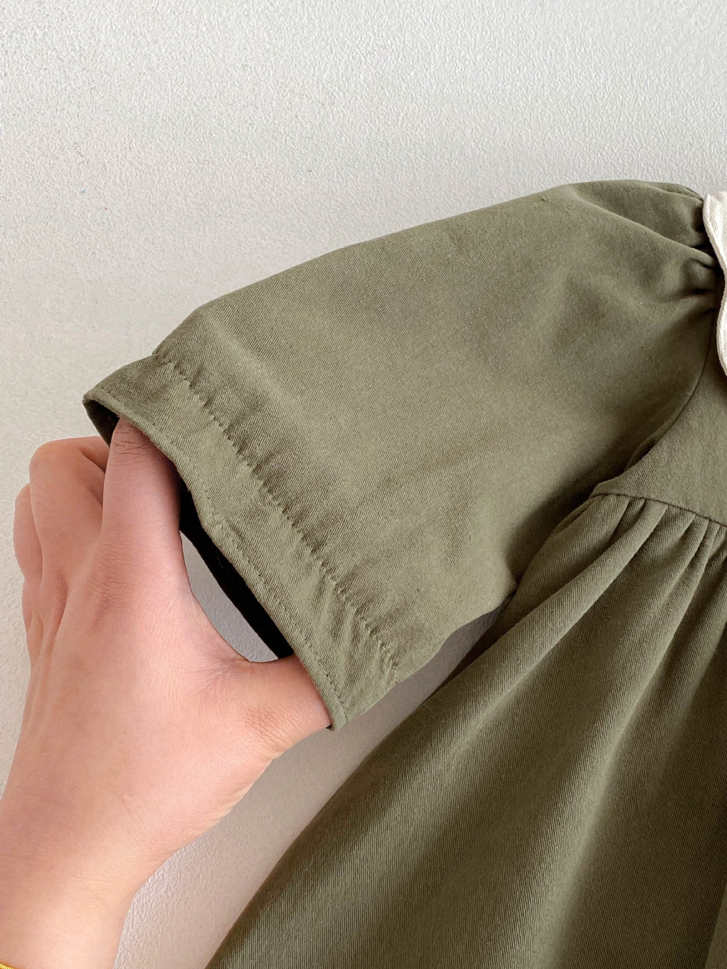 Vestido Verde Oliva con Cuello en Pico y Lazo – Colección Encanto Natural 🌿