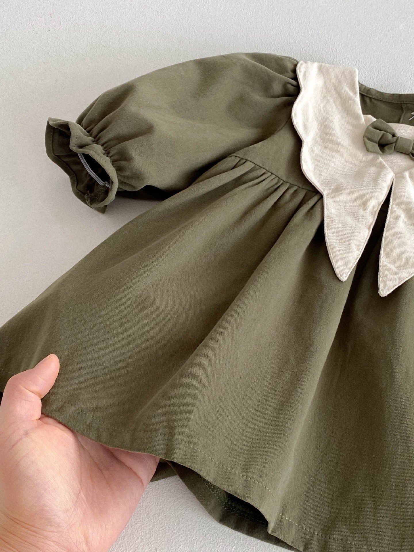 Vestido Verde Oliva con Cuello en Pico y Lazo – Colección Encanto Natural 🌿