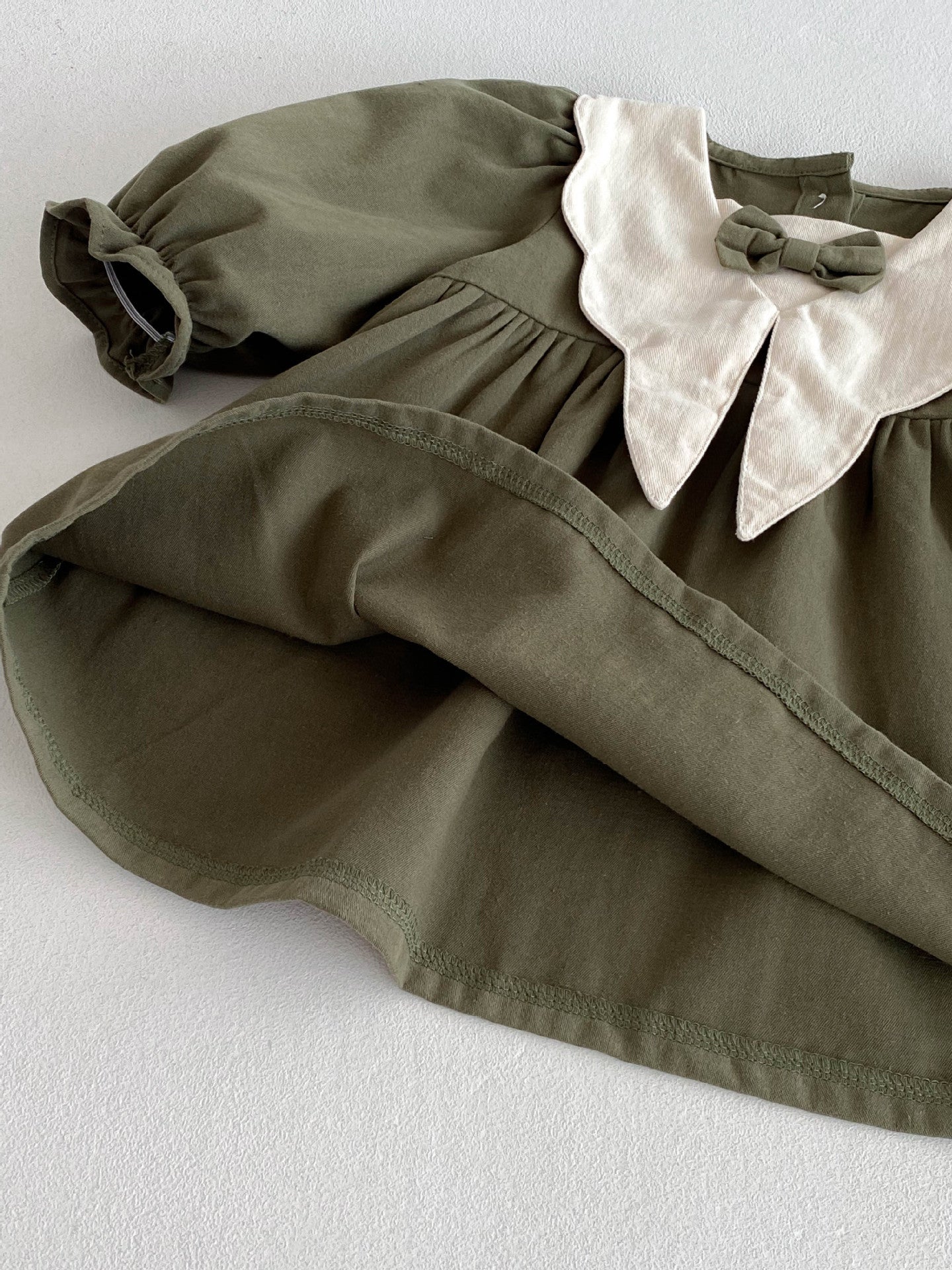 Vestido Verde Oliva con Cuello en Pico y Lazo – Colección Encanto Natural 🌿