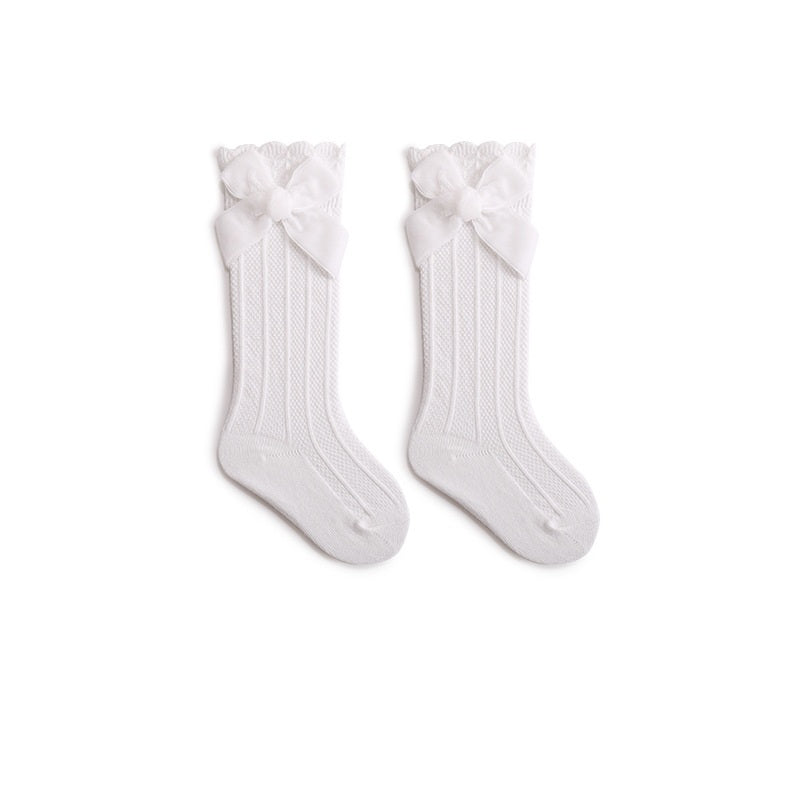 Medias Altas con Lazo de Terciopelo Beige – Colección Encanto de Princesa 👑 Imagen principal del producto