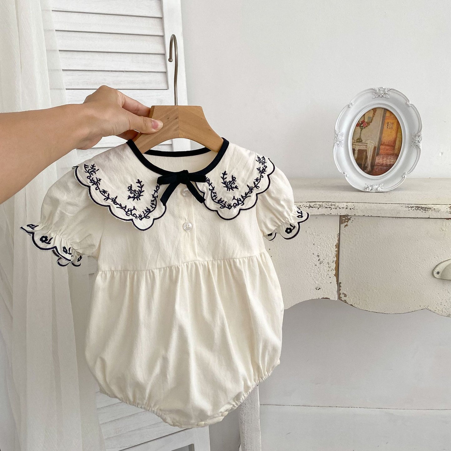 Enterizo Beige con Cuello Bordado y Lazo – Modelo Classic Charm