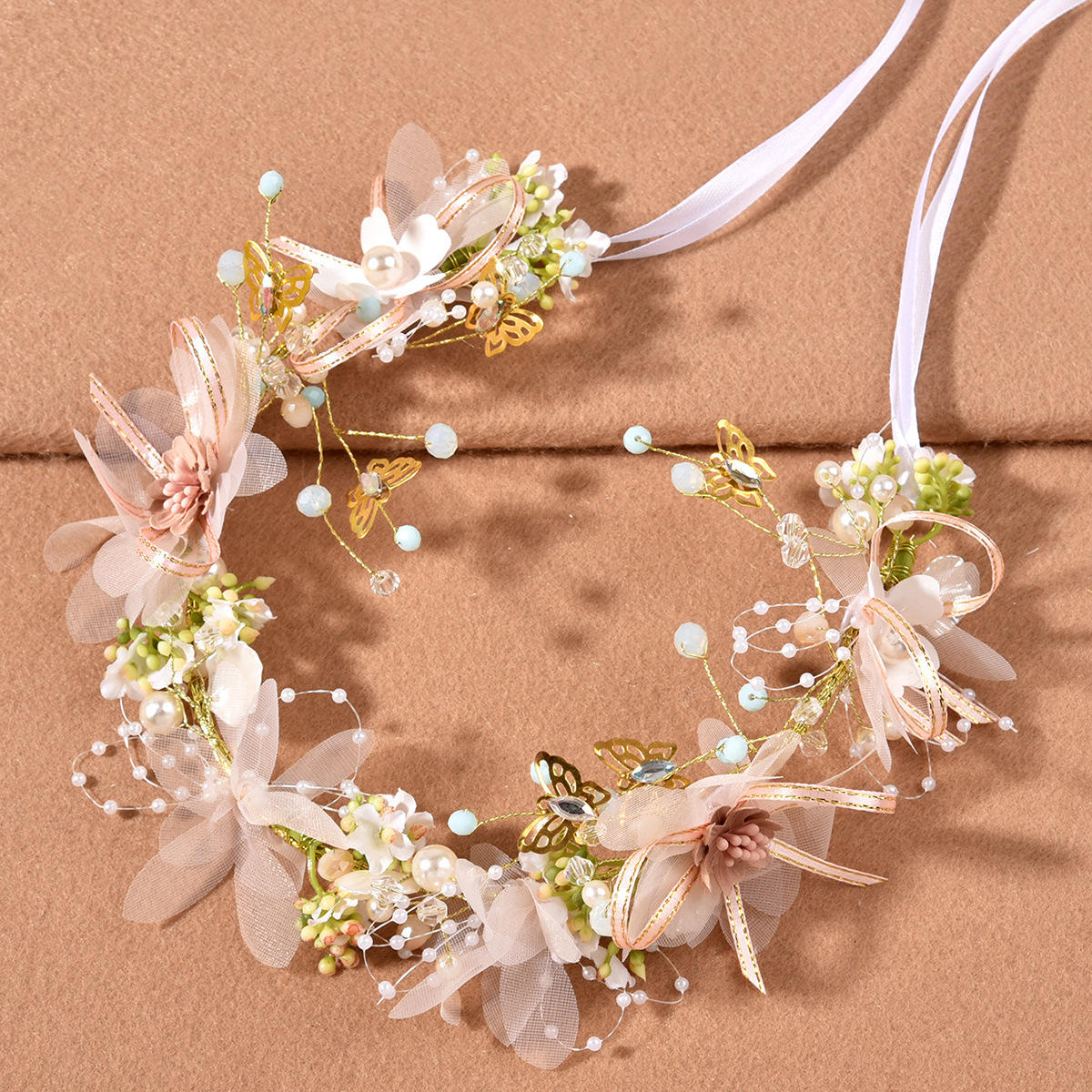 Diadema Floral con Mariposas Doradas y Cinta – Modelo Garden Whisper
