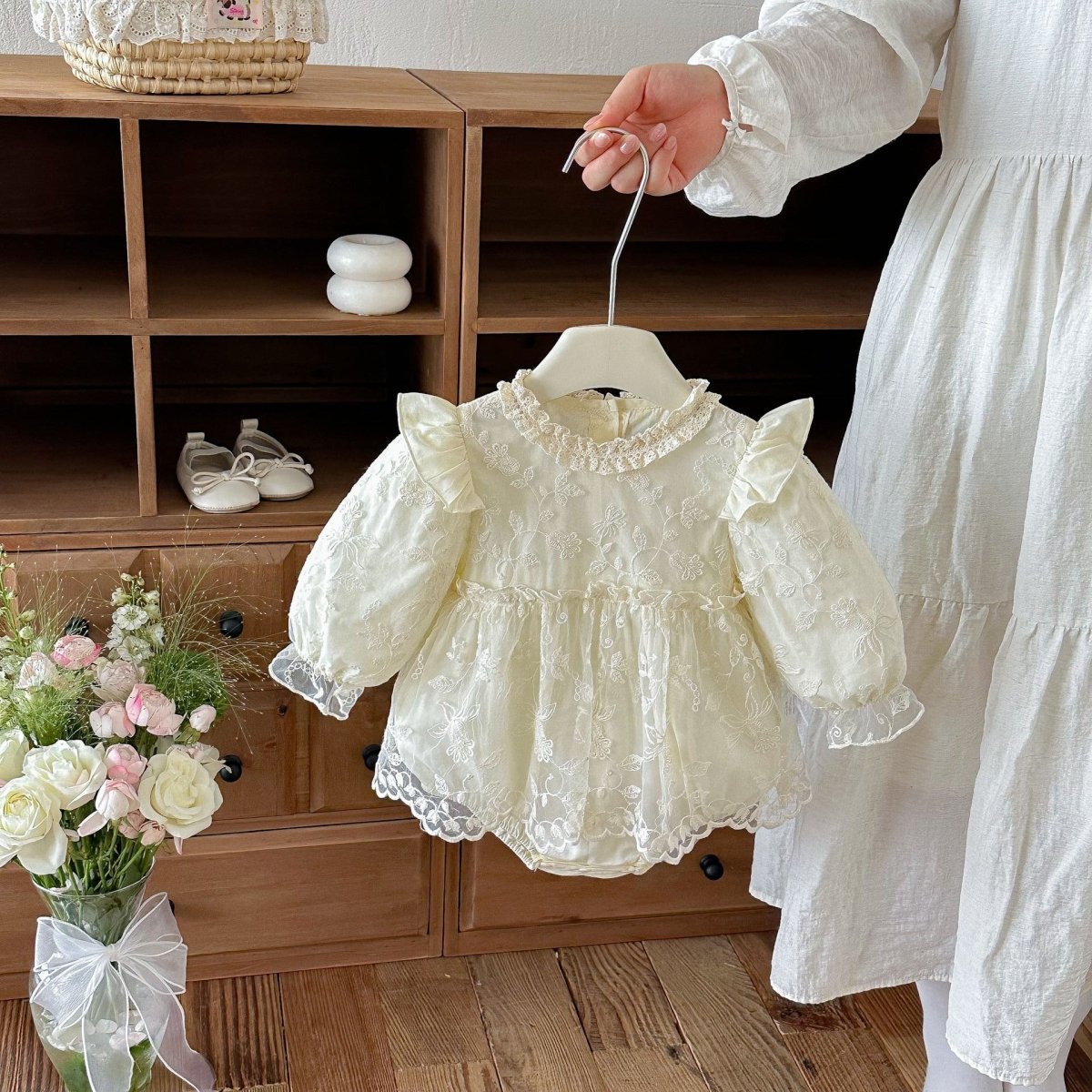 Vestido de Manga Larga en Encaje Bordado Marfil para Bebé Niña | Vestido de Encaje | Ropa de bebé y niña | El Closet de Emma