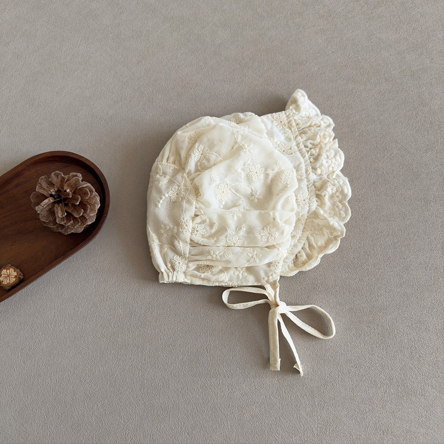 Gorro Bordada con Encaje – Edición Elegancia Clásica Imagen principal del producto