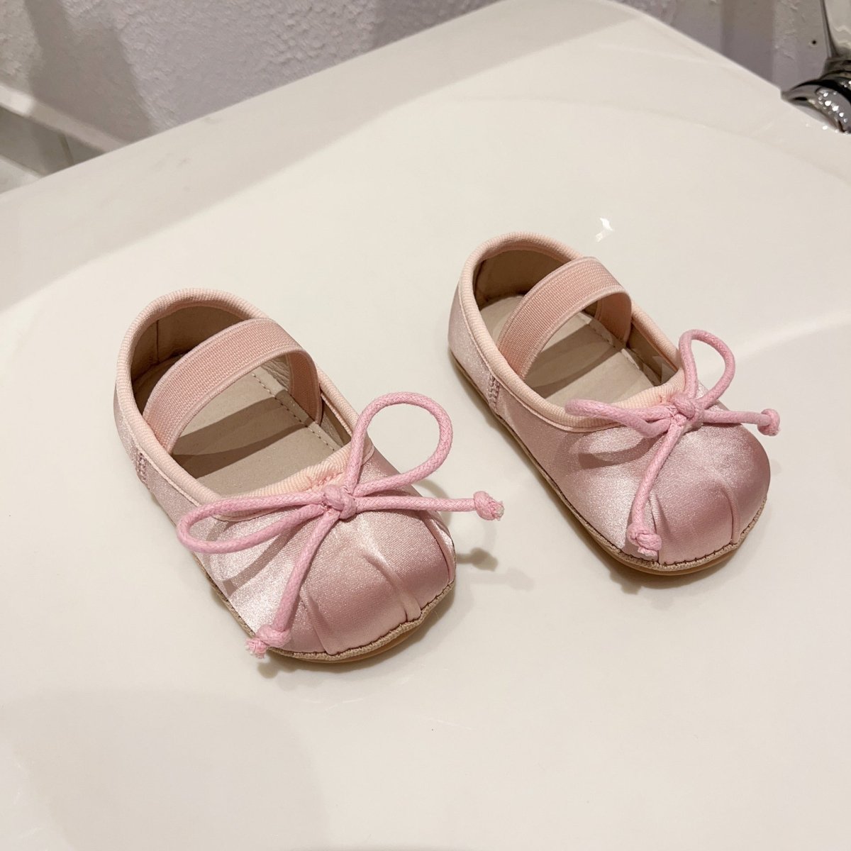 Zapatos Baby Rosa Ballet con Lazo – Dulzura Clásica | zapatos bebés | Ropa de bebé y niña | El Closet de Emma Imagen principal del producto