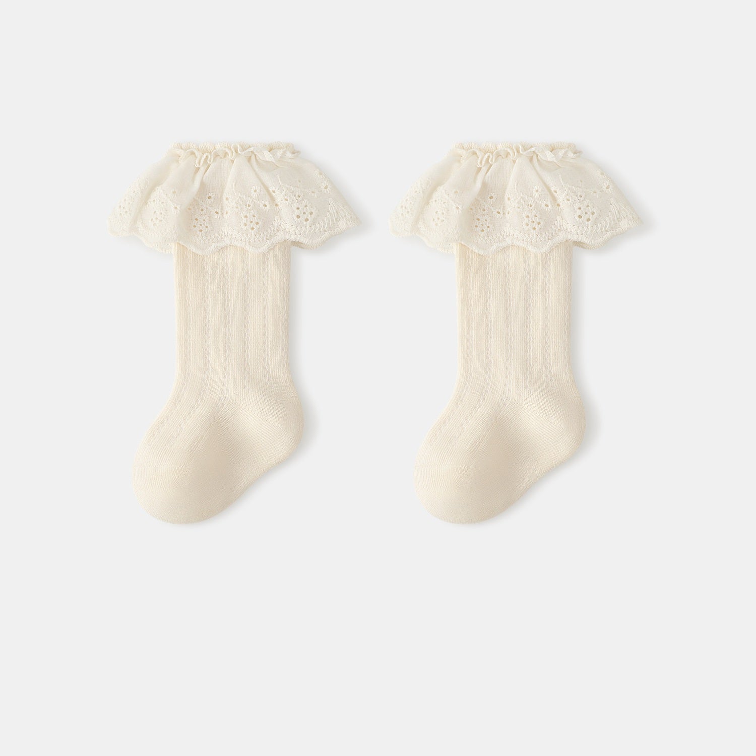 Medias Altas Crema con Volante Bordado – Estilo Clásico