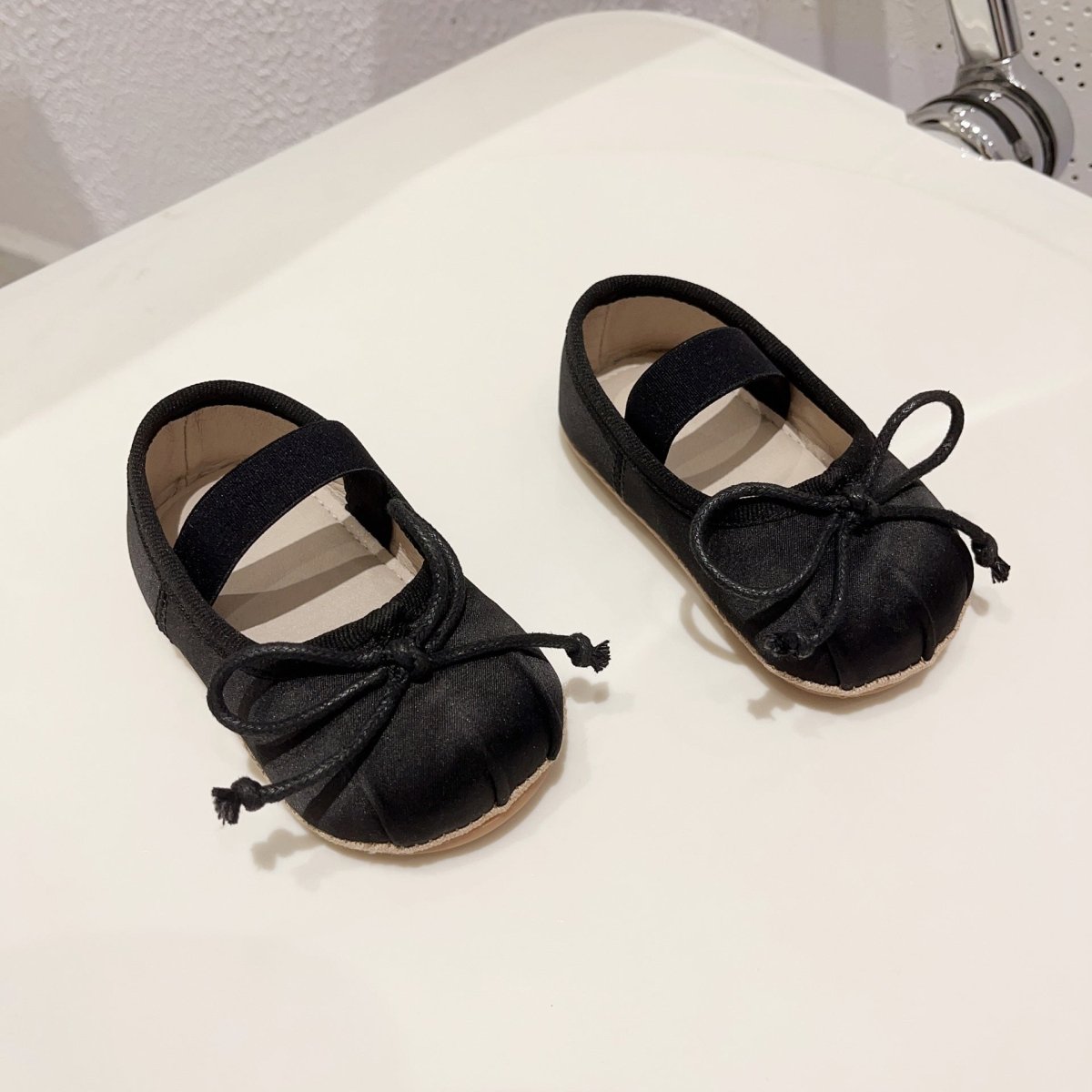 Zapatos Baby Negro Clásico con Lazo – Elegancia Atemporal | zapatos bebés | Ropa de bebé y niña | El Closet de Emma Imagen principal del producto