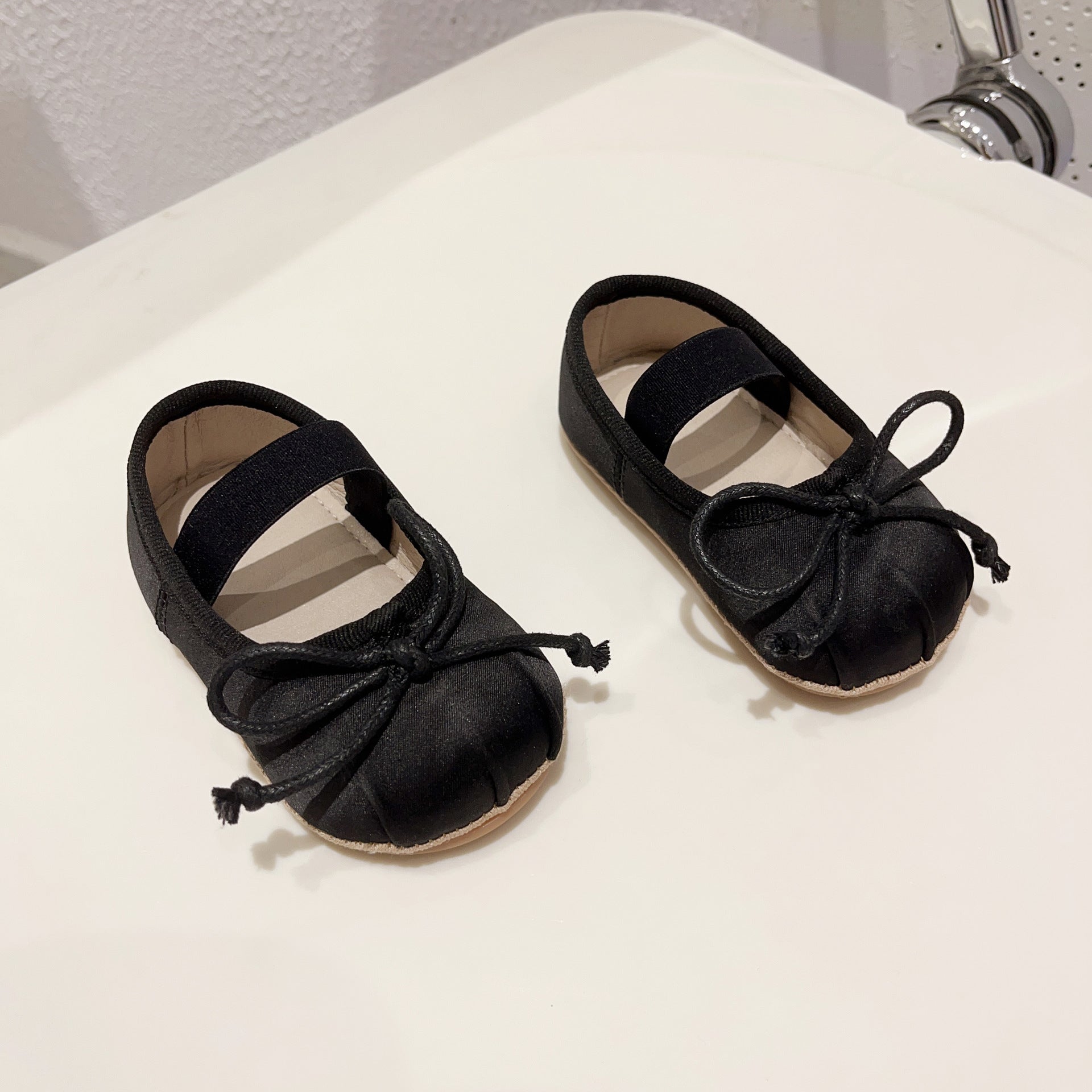 Zapatos Baby Negro Clásico con Lazo – Elegancia Atemporal