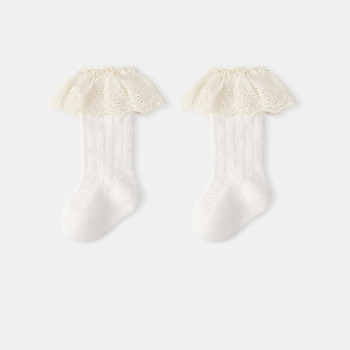 Medias Altas Perla con Volante Bordado – Encanto Clásico | Calcetines | Ropa de bebé y niña | El Closet de Emma Imagen principal del producto