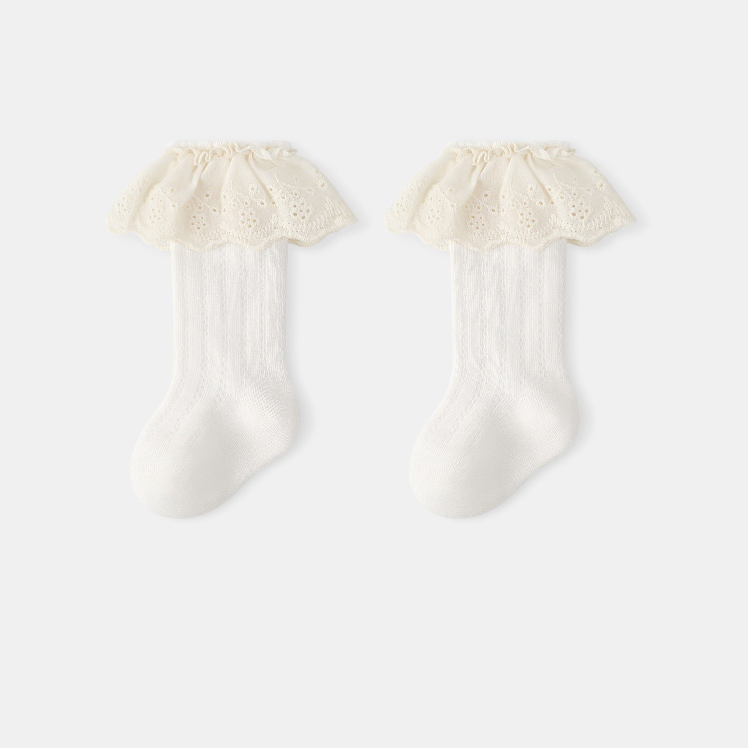 Medias Altas Ivory con Volante Bordado – Encanto Clásico